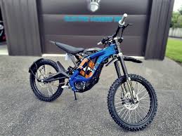 2023 blue and black print sur run light bee